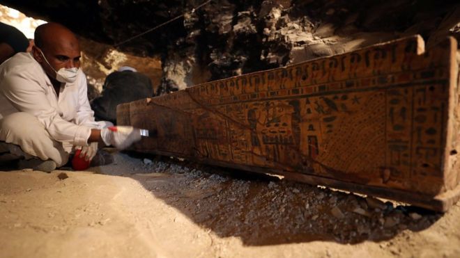 Египетский работник древностей чистит гроб в недавно обнаруженной гробнице Аменемхата, ювелира из Нового Царства в Драа Абу-эль-Нага