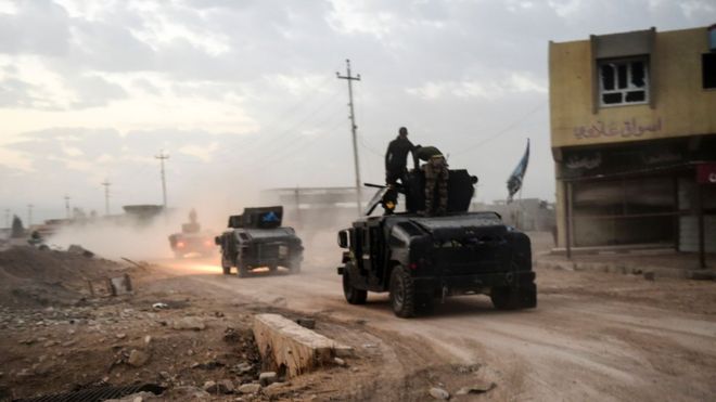 Iraqi Counter Terrorism Service (CTS) forces advance during clashes with IS militants near Bazwaya on 31 October 2016