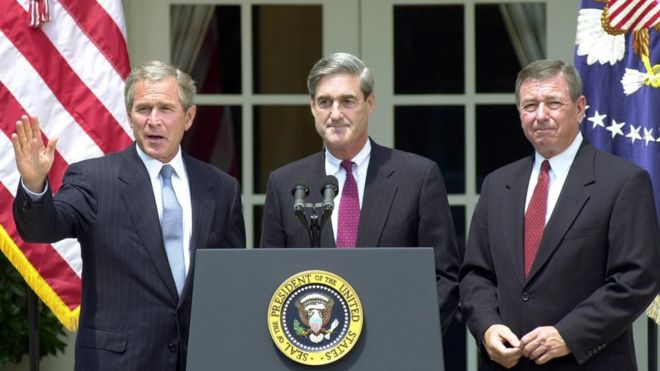 Президент США Джордж Буш объявляет Роберта Мюллера (в центре) своим директором ФБР, 2001