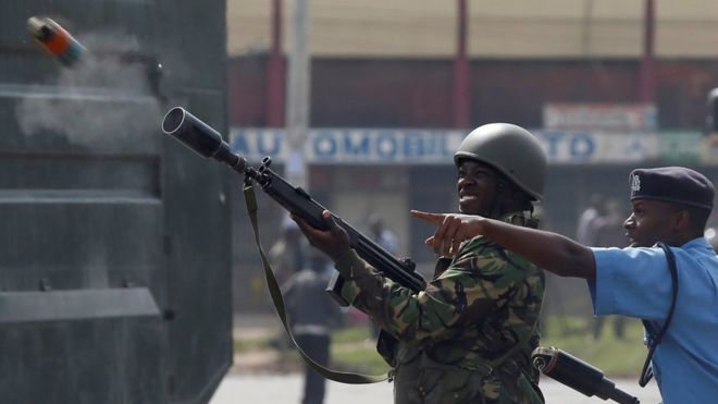Полиция по борьбе с массовыми беспорядками стреляет слезоточивым газом, чтобы разогнать сторонников оппозиции Кении в Найроби, Кения, 17 ноября 2017 года