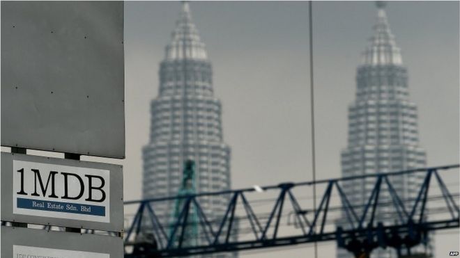 Логотип 1 Malaysia Development Berhad (1MDB) размещен на рекламном щите 3-го июля 2015 года на объекте разработки флагманской биржи Tun Razak Exchange в Куала-Лумпуре. Рейды на имущество, связанное с господином Наджибом, обнаружили предметы роскоши стоимостью в миллионы долларов