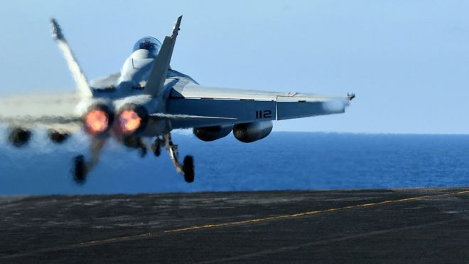 US F / A-18E Super Hornet взлетает с USS Nimitz в Средиземном море