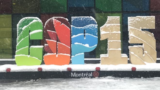 Logo de la COP15 en Montreal, rodeado de nieve.