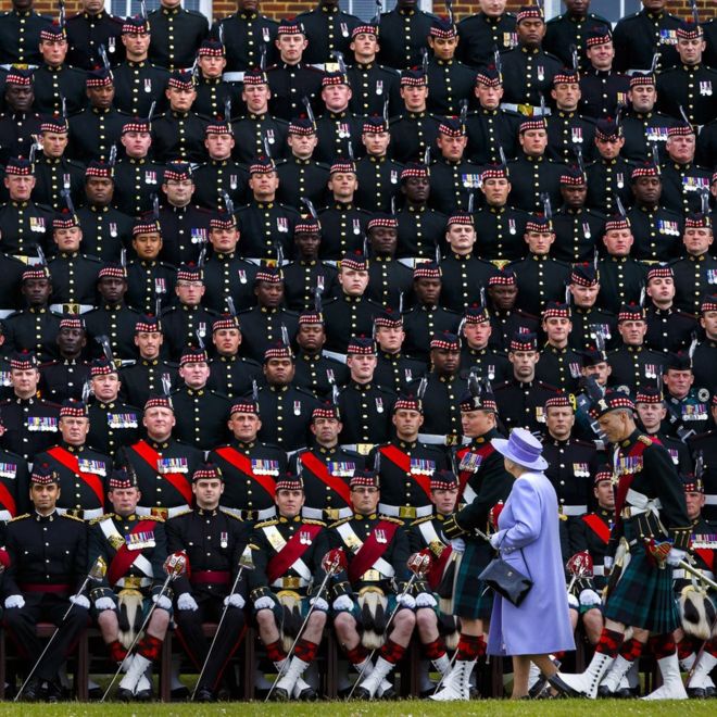 Королева Елизавета II присоединяется к The Argyll & Горцы Сазерленда, 5-й батальон Королевского полка Шотландии (5 шотландцев) для групповой фотографии во время ее посещения казарм Хоу в Кентербери, Кент