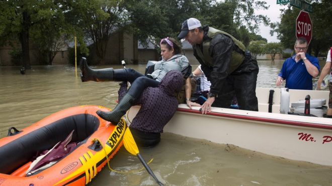 Жители Хьюстона спасены после наводнения, вызванного сильным дождем во время урагана Харви 29 августа 2017 года