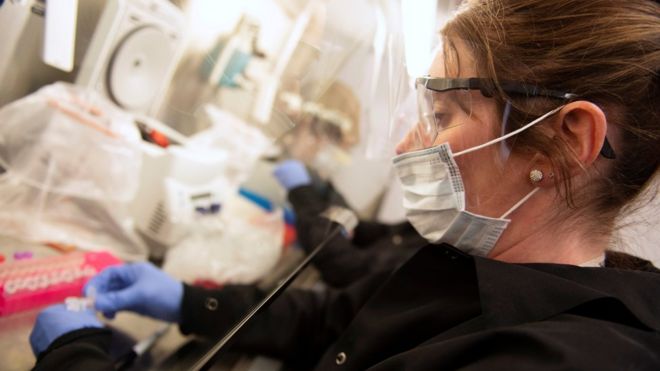 Женщина-ученый в лаборатории тестирования на коронавирус