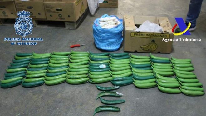 На фотографии, выпущенной Испанским таможенным агентством, изображены поддельные бананы, спрятанные с кокаином в 2016 году