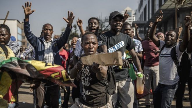 Сторонники зимбабвийской оппозиции Альянс MDC принимают участие в акции протеста в Хараре по поводу предполагаемого мошенничества на выборах в стране, 1 августа 2018 года