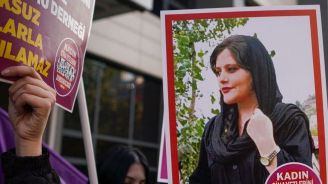 Una manifestatne sostiene la foto de Mahsa Amini durante una protesta en Turquía el mes pasado