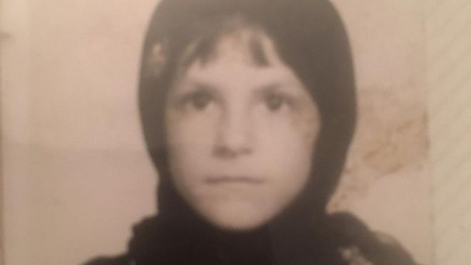 Фаранак Амиди в хиджабе в удостоверении личности в возрасте 6 лет
