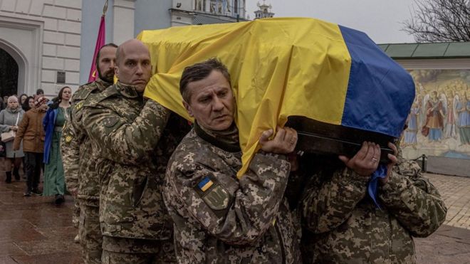 ค﻿นสนิทผู้นำยูเครนชี้ มีทหารเสียชีวิตแล้วนับหมื่น