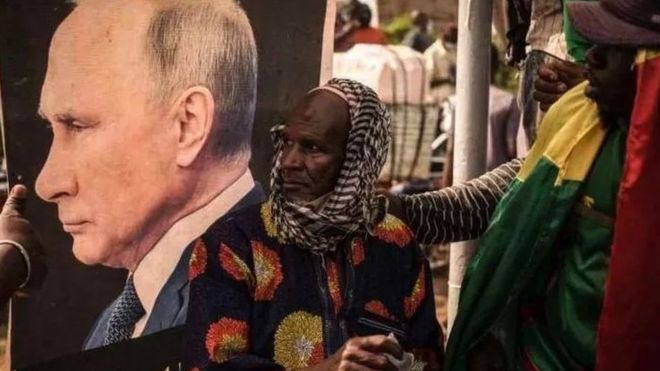 Portrait du président russe Vladimir Poutine lors d'un rassemblement pour commémorer le retrait des troupes françaises du Mali en février 2022.