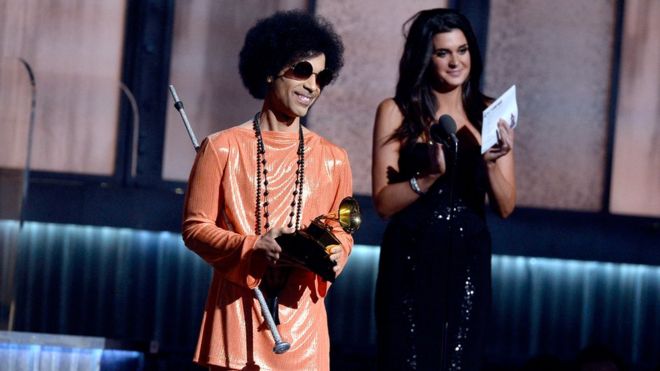 Принс выступает на сцене во время 57-й ежегодной премии Грэмми в 2015 году в Лос-Анджелесе, штат Калифорния