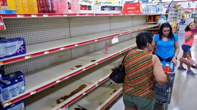 Почти пустые полки в продуктовом магазине по мере приближения тропического шторма Дориана в Кабо Рохо, Пуэрто-Рико