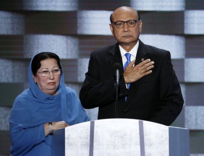 Хизр Хан, отец погибшего капитана армии США Хумаюн С. М. Хан, и его жена Газала выступают в последний день Национального съезда Демократической партии в Филадельфии 28 июля 2016 года.