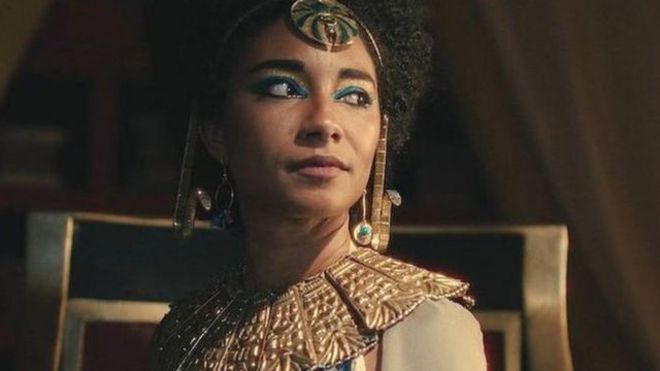 سریال «ملکه‌های آفریقایی: ملکه کلئوپاترا»، بازیگر بریتانیایی، اَدل جیمز را در نقش حاکم مصر نشان می‌دهد