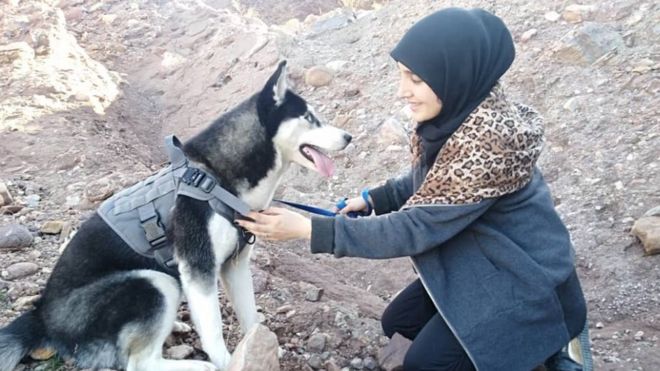 Sahba Barakzai e sua cachorra Aseman durante um passeio