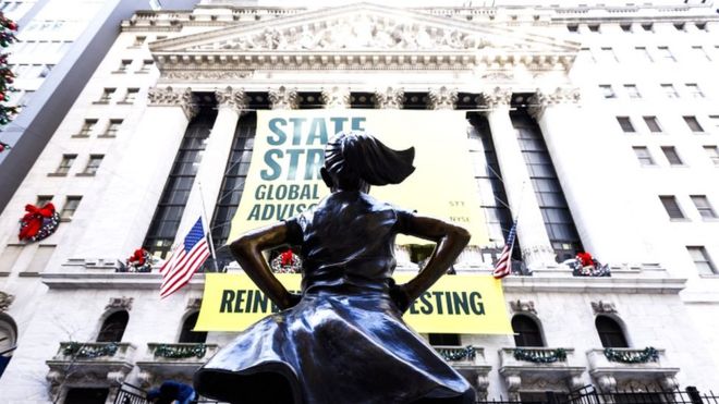 Вид на статую Бесстрашной Девочки после открытия нового местоположения статуи перед Нью-Йоркской фондовой биржей 10 декабря 2018 года