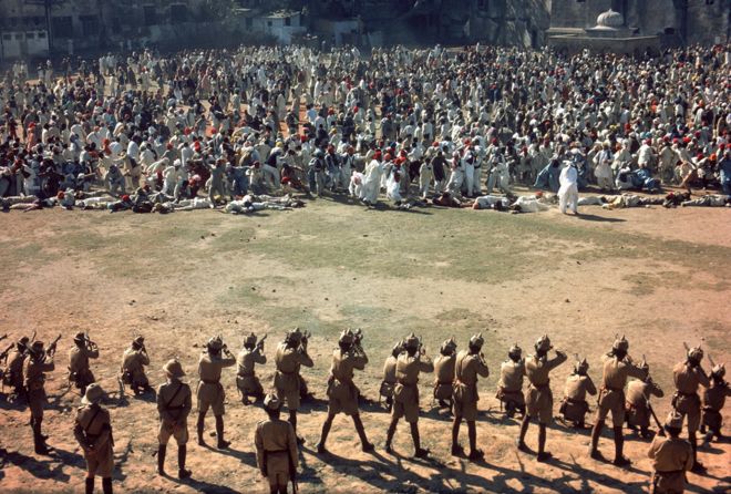 Сцена из фильма 1982 года Ганди, изображающего бойню в Амритсаре