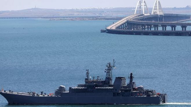 یک کشتی نظامی در حال حرکت