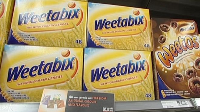 Британские пакеты Weetabix на полке супермаркета