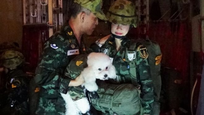 Sineenat Wongvajirapakdi, en esta fotografía junto al rey Maha Vajiralongkorn, es piloto, enfermera y guardaespaldas.