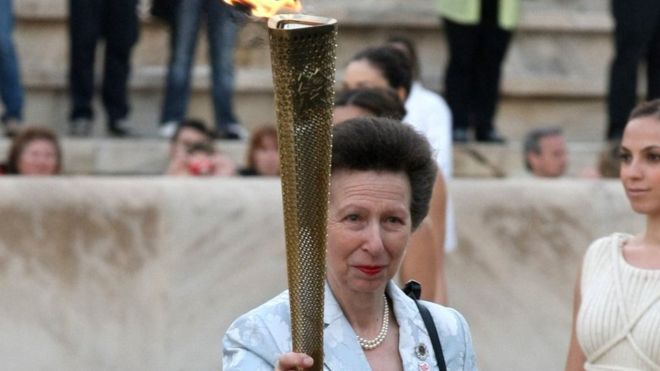 Принцесса Королевская несет факел во время официальной церемонии передачи Олимпийского огня на стадионе Панатинаикос, где проходили Афинские игры 1896 года. В субботу Анне исполняется 70 лет