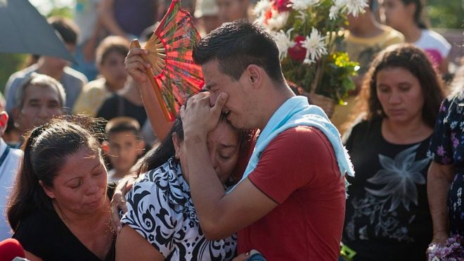 Personas en un funeral en El Salvador