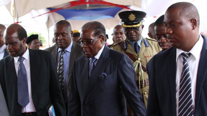 Mugabe ayaa waxaa waardiyaynayay askar militariga ka tirsan