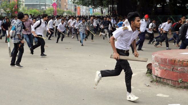 Студенты бегут назад во время столкновений, протестуя против недавних дорожно-транспортных происшествий, в результате которых в Дакке погибли мальчик и девочка.