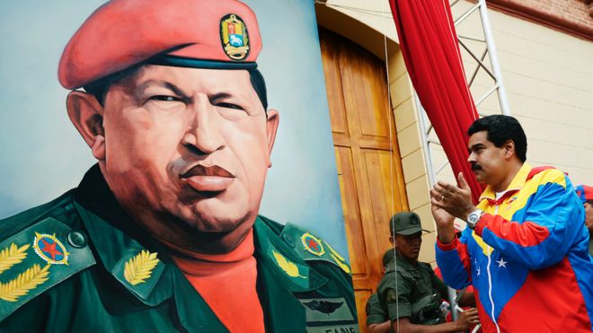 Nicolás Maduro ante un retrato de Hugo Chávez