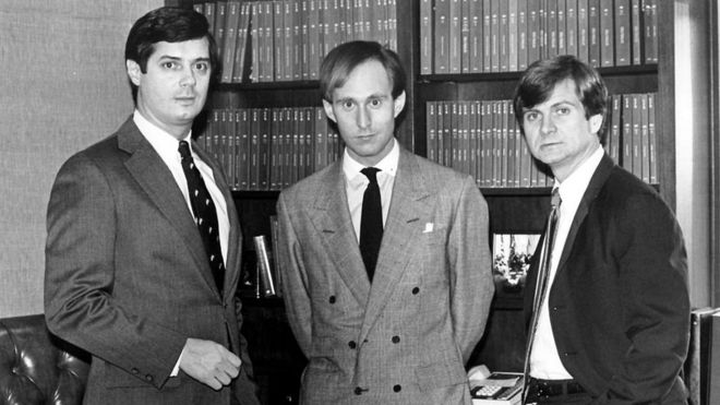 Роджер, в центре, на фото 1985 года с Полом Манафортом (слева) и Ли Этуотером