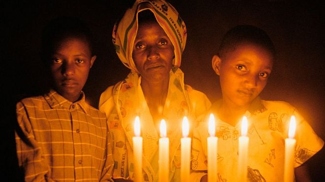 Оставшаяся в живых жертва геноцида в Руанде Марта Мукандутие (C) и ее дети, изображенные в 2004 году