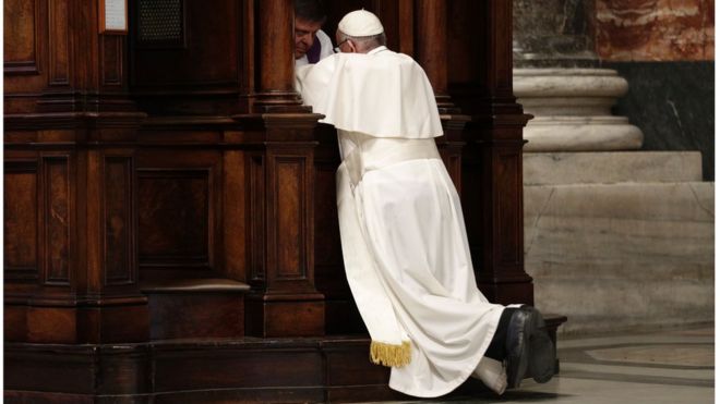Папа Франциск становится на колени перед священником, чтобы исповедаться во время литургии покаяния 17 марта 2017 года в Св.Базилика Петра в Ватикане