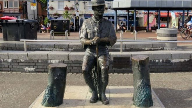Robert Baden-Powell: Scouts founder statue to be removed in Poole _112836545_mediaitem112836544