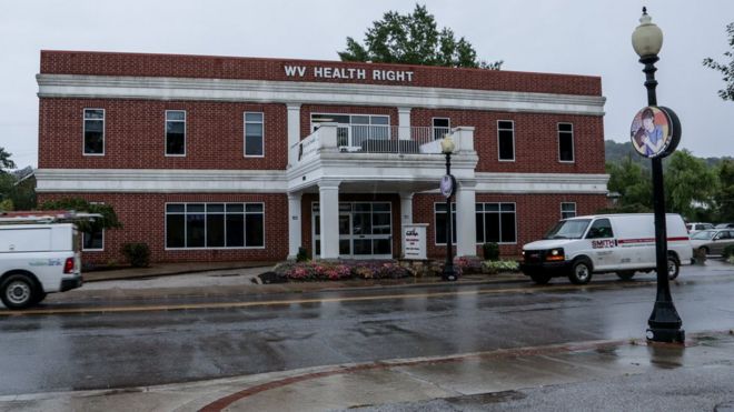 WV Health Правое кирпичное здание