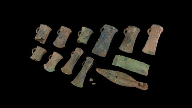 Клад из 12 бронзовых наконечников копий, кусков меча и топоров