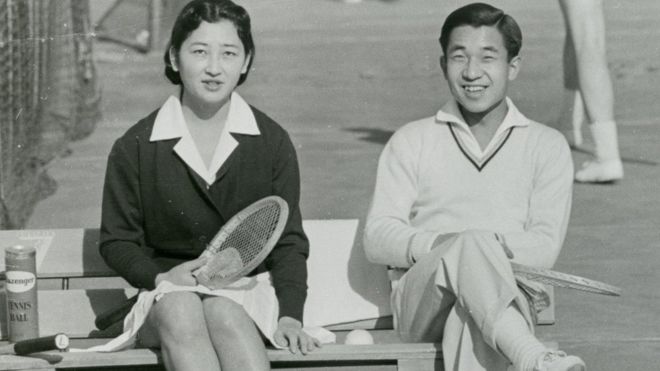 Наследный принц Акихито и Мичико Шода наслаждаются теннисом в Tokyo Lawn Tennis Club 6 декабря 1958 года в Токио, Япония