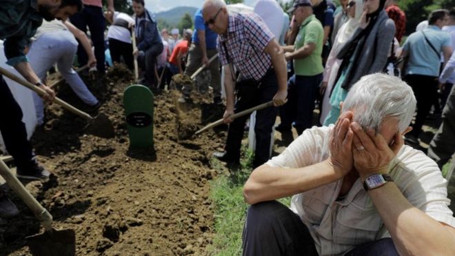 Hombres cavando fosas para los muertos por la masacre de Srebrenica, Bosnia