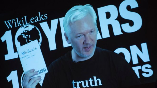 WikiLeaks kurucusu Julian Assange 4 Ekim 2016'da video bağlantısıyla Berlin'deki gazetecilerle konuşurken