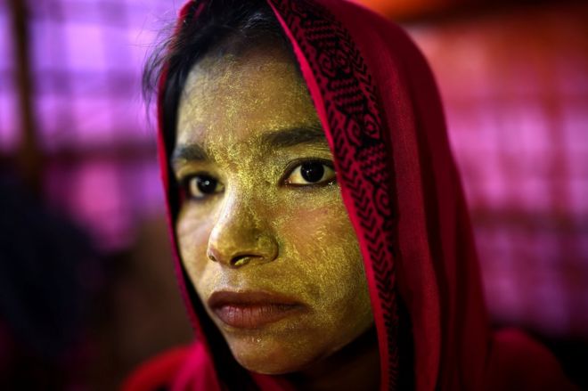 Mkimbizi wa Rohingya Laila Begun,mwenye miaka 23, akiwa amepaka poda iitwayo thanaka katika kambi ya Balukhali nchini Bangladesh