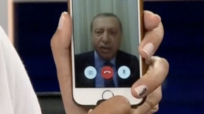 Президент Турции Реджеп Тайип Эрдоган говорит через Facetime с CNN