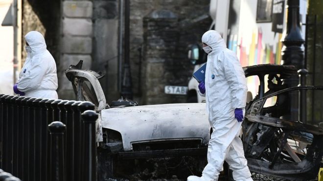 Судмедэксперты PSNI осматривают останки бомбы Лондондерри