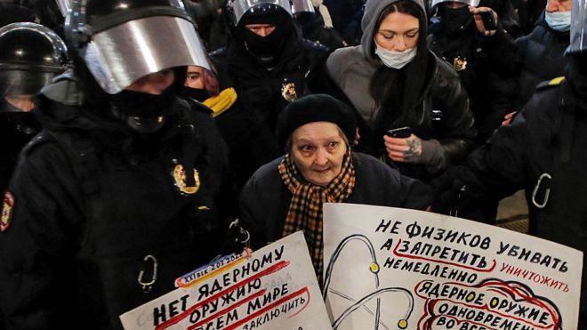 Elena Osipova siendo detenida por la policía en San Petersburgo