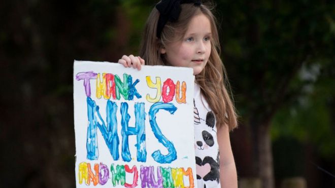 Маленькая девочка благодарит NHS и ее маму