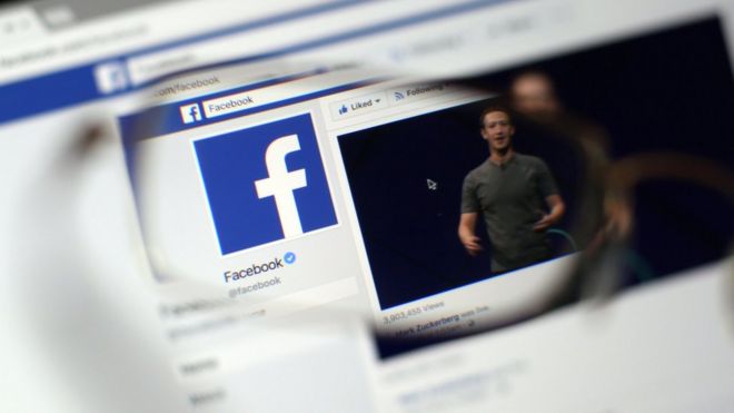 Веб-страница Facebook видна сквозь очки