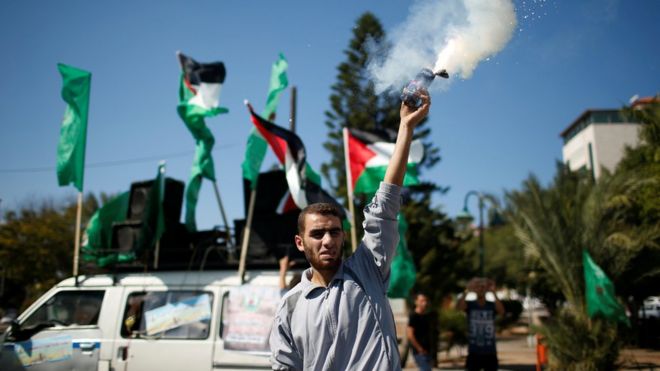 Палестинец выпускает фейерверк во время празднования после того, как ХАМАС сказал, что достиг соглашения с палестинским конкурентом ФАТХ, в городе Газа, 12 октября 2017 года