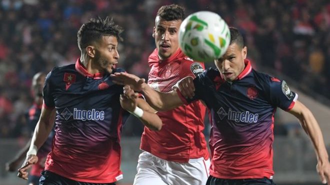 Hamza Asrir et Abdellatif Noussir du Wydad tentent de bloquer l'Etoile Karim Aribi lors du quart de finale de la Ligue des champions de la CAF entre l'Etoile du Sahel de Tunisie et le Wydad Casablanca du Maroc.