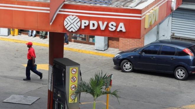 Корпоративный логотип государственной нефтяной компании PDVSA размещен на заправочной станции в Каракасе, Венесуэла, 22 ноября 2017 года