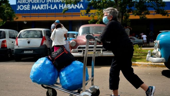 Mujer con maletas cerca del aeropuerto de La Habana